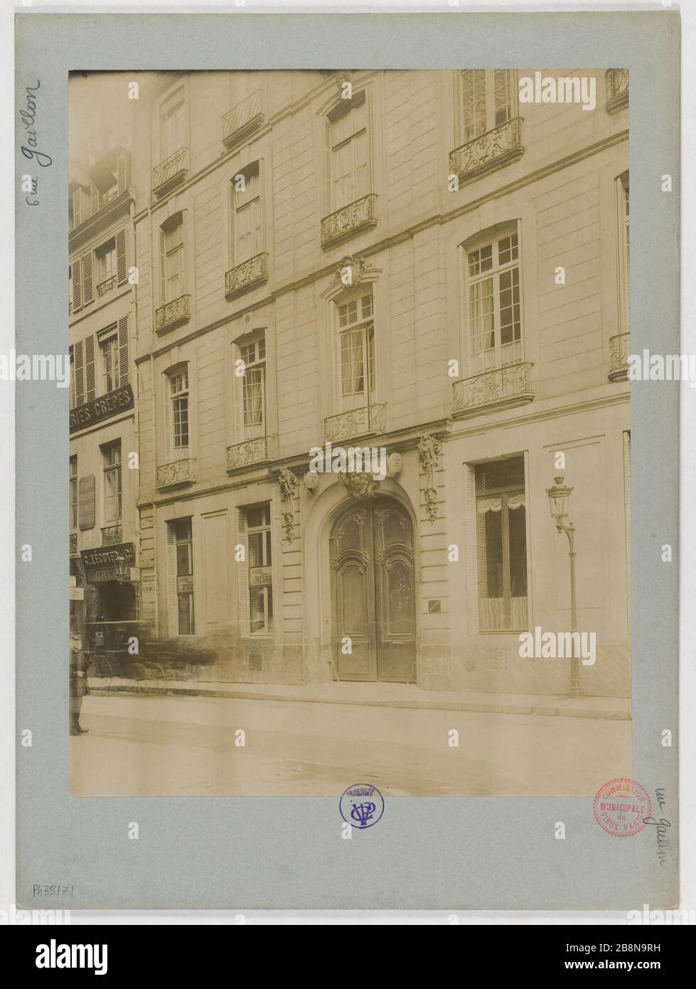 Apartment block, 6 rue Gaillon, Paris (II arr.) Immeuble, 6 rue Gaillon, Paris (IIème arr.). 1899 (février). Union Photographique Française. Paris, musée Carnavalet. Stock Photo