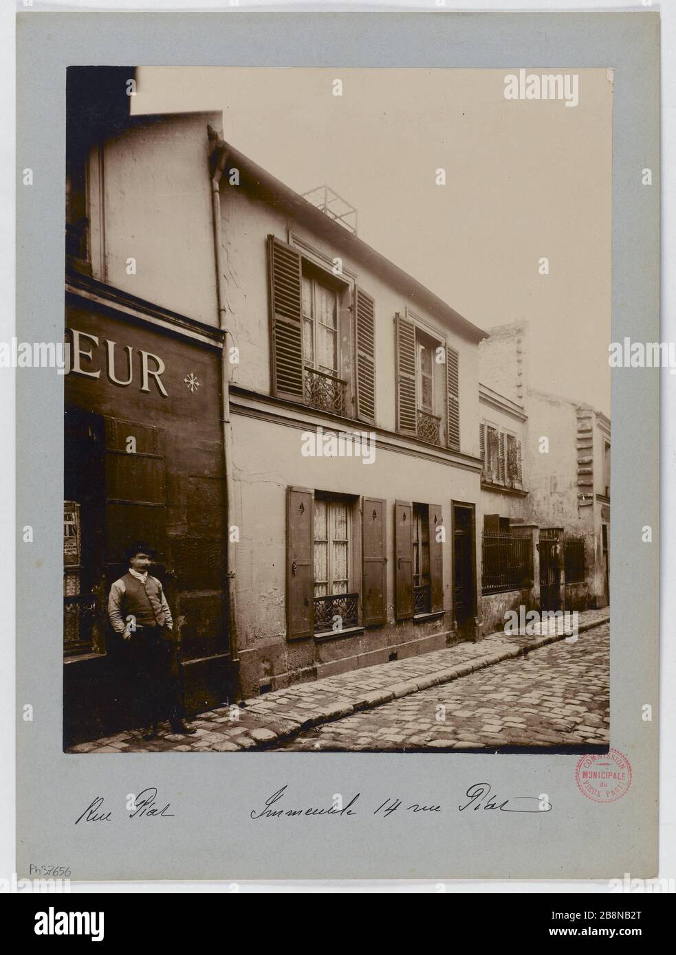 Building, 14 rue Piat, Paris (twentieth arr.) Immeuble, 14 rue Piat, Paris (XXème arr.). 1897-1898. Union Photographique Française. Paris, musée Carnavalet. Stock Photo