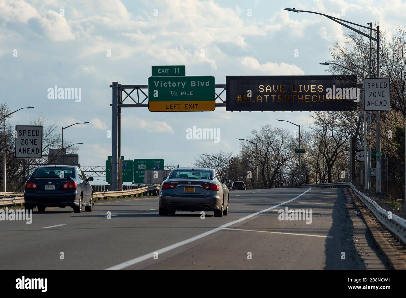 Staten Island, New York, USA. 20th Mar, 2020. New York State government information notices appear on LED signage as cars drive past in Staten Island, New York. Mandatory credit: Kostas Lymperopoulos/CSM/Alamy Live News Stock Photo