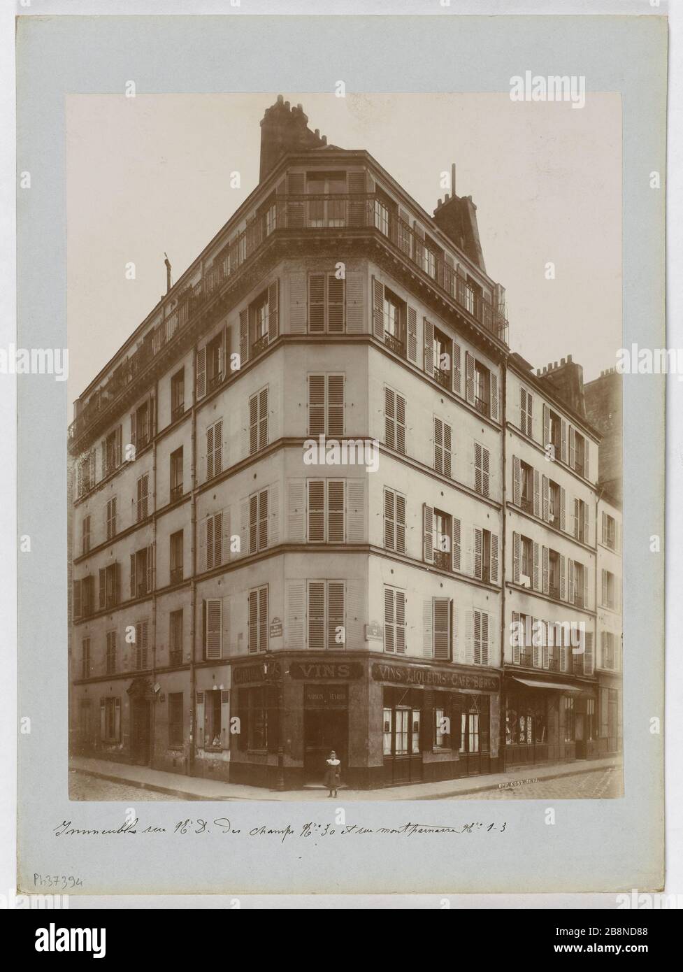 BUILDING, THE ANGLE OF 30 NOTRE-DAME-DES-CHAMPS AND MONTPARNASSE 1-3  STREET, 6TH DISTRICT, PARIS Immeuble, à l'angle du 30 rue Notre-Dame-des-Champs  et du 1-3 rue Montparnasse, Paris (VIème arr.). 1903 (janvier). Union  Photographique