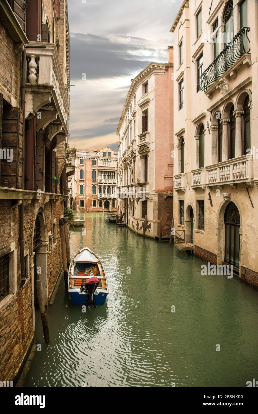 Venice gondola rides hi-res stock photography and images - Alamy