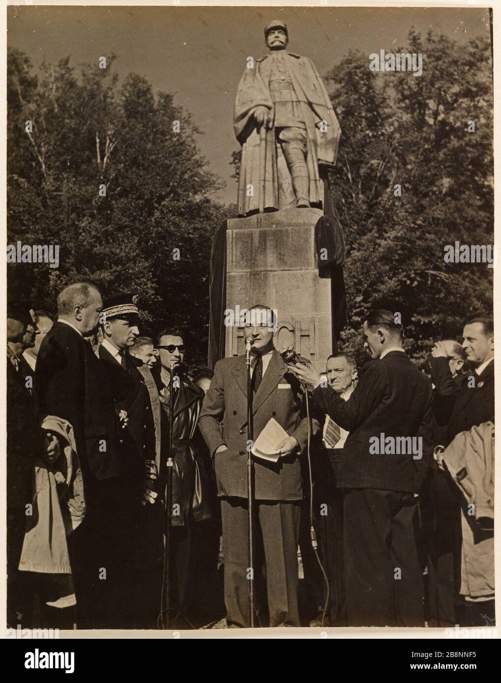 August 16, 1946, the crossroads of the armistice Cassanova Lawrence (1906-1972), Minister of Veterans Affairs and war victims discovered the reconstituted panel proclaiming the defeat of Germany in 1918. Carrefour de l’armistice, Laurent Cassanova (1906-1972), ministre des Anciens combattants et des victimes de la guerre découvre la dalle reconstituée proclamant la défaite de l'Allemagne en 1918. Tirage au gélatino-bromure d'argent, 15 août 1946. Paris, musée Carnavalet. Stock Photo