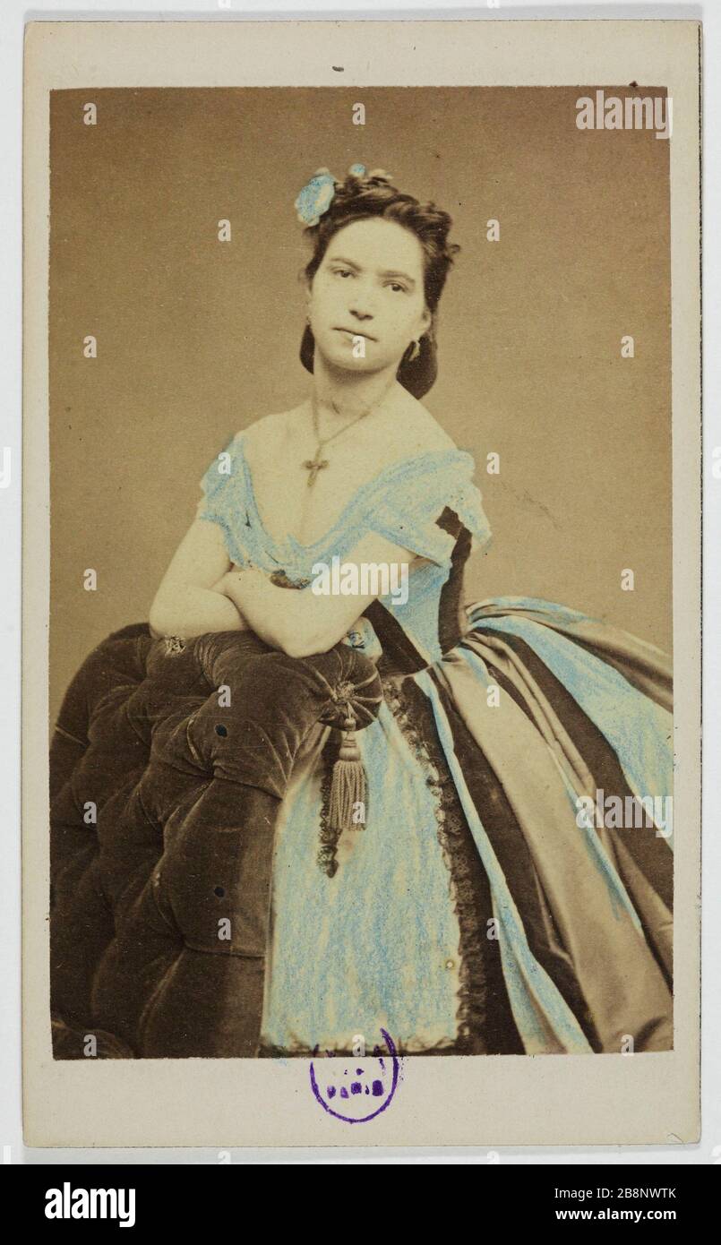 Portrait d'Adrienne, (danseuse) Anonyme. Portrait d'Adrienne, danseuse. Carte de visite (recto). Tirage sur papier albuminé. 1870-1890. Paris, musée Carnavalet. Stock Photo