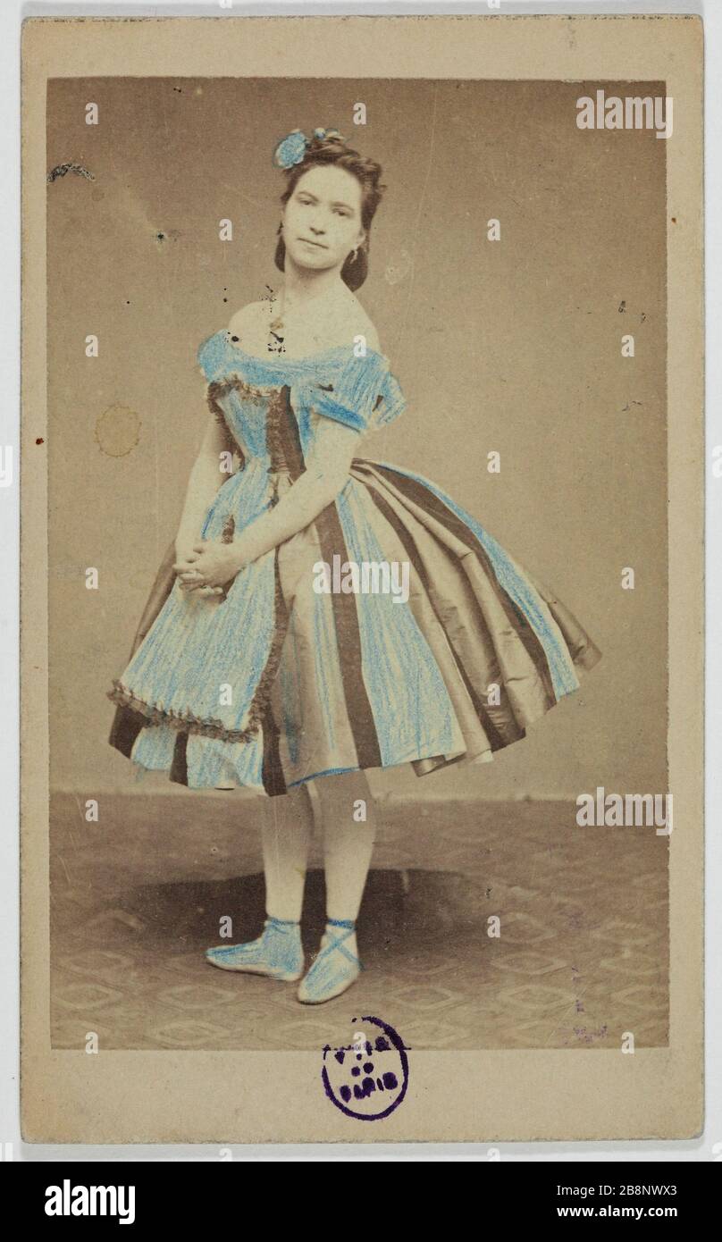 Portrait of Adrienne (dancer) Anonyme. Portrait d'Adrienne, danseuse. Carte de visite (recto). Tirage sur papier albuminé. 1870-1890. Paris, musée Carnavalet. Stock Photo