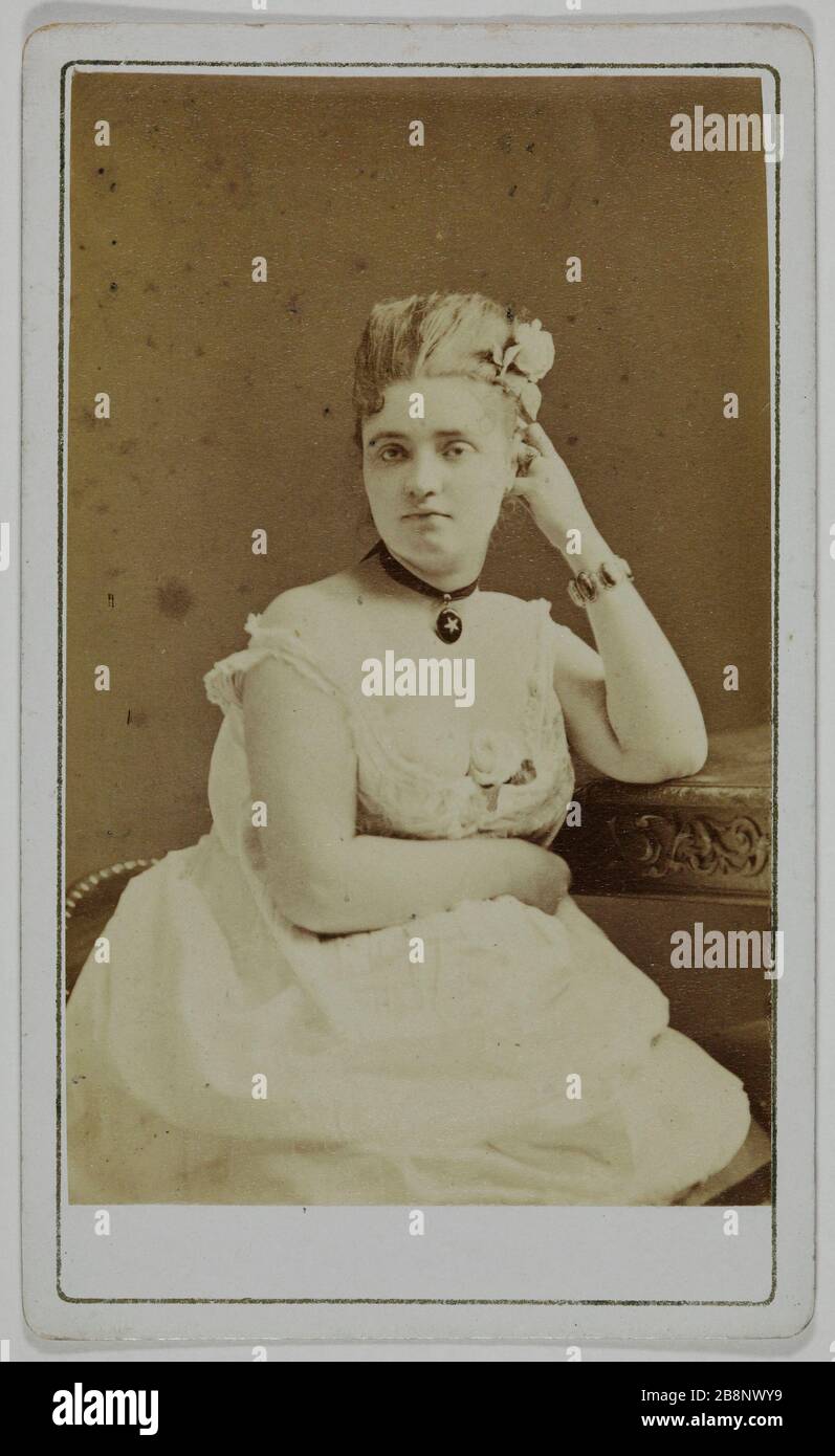 Portrait of Alice, (actress) Anonyme. Portrait d'Alice, actrice. Carte de visite (recto). Tirage sur papier albuminé. 1870-1890. Paris, musée Carnavalet. Stock Photo