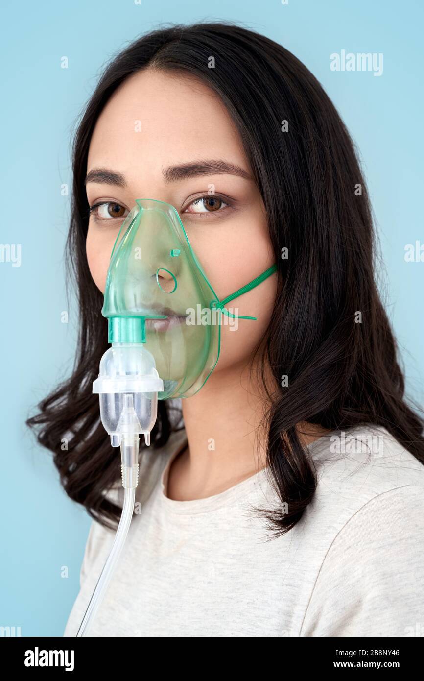korean girl oxygen mask Young adult asian girl with oxygen mask looking at camera Stock Photo -  Alamy