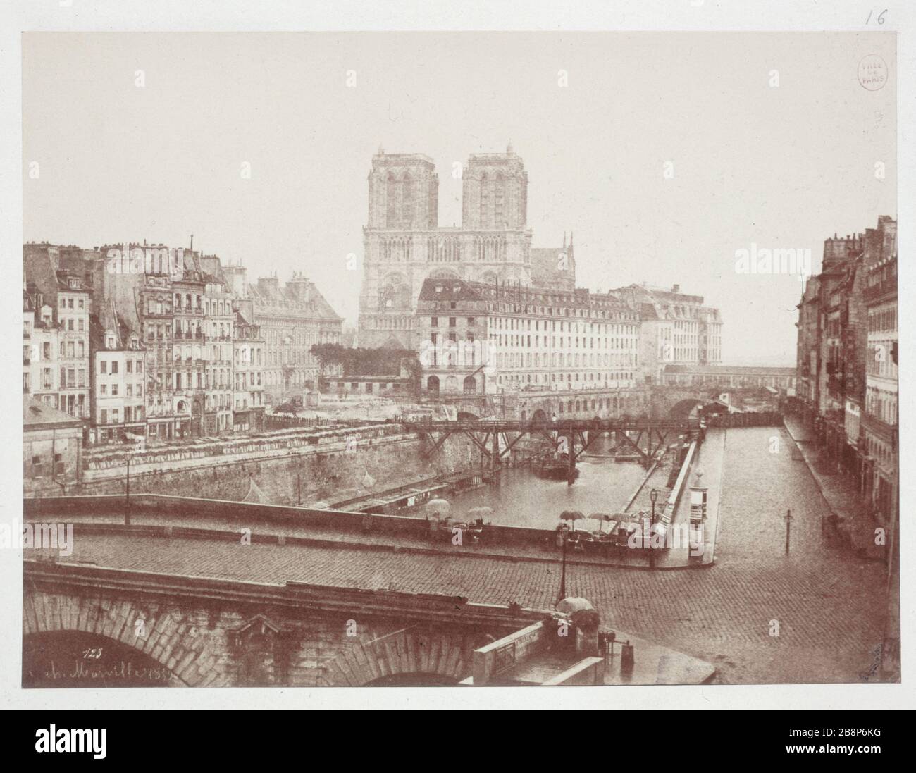 OUR LADY AND THE OLD HOTEL-DIEU Notre-Dame, l'ancien Hôtel-Dieu, vue prise  d'une maison du quai des Grands-Augustins. Paris (IVème arr.), 1852.  Calotype. Photographie de Charles Marville (1813-1879). Paris, musée  Carnavalet Stock Photo -