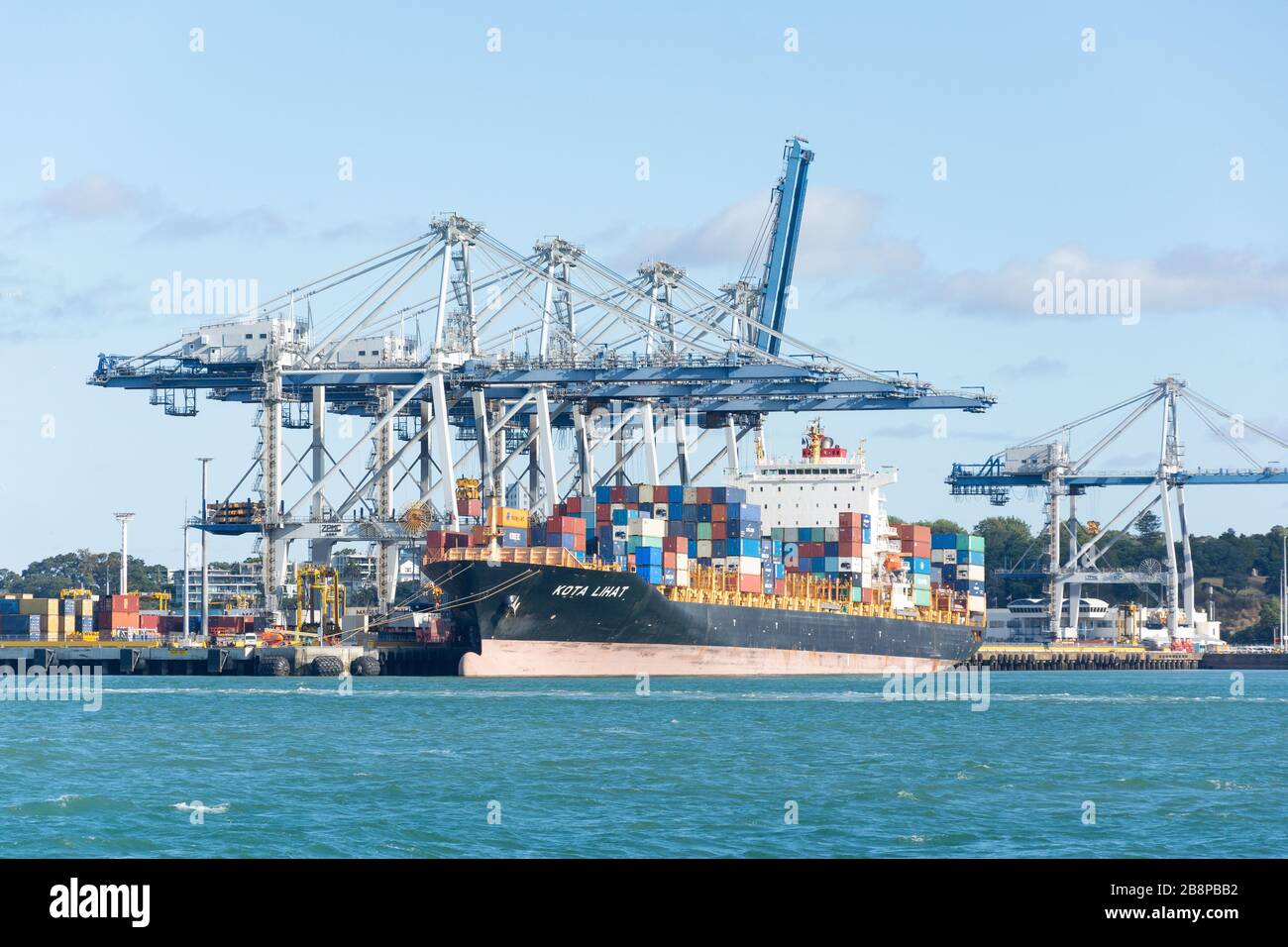 Kota lihat container ship at port of auckland waitemata harbour hires stock photography and