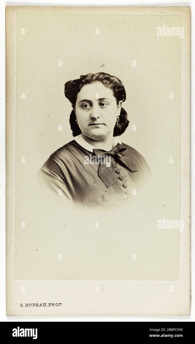 Vertical Victorine Moreau (v.1842- ap.1902), called Moreau-Cinti, actress Lyric Theater in 1862 and singer at the Opera Comic in 1866. Portrait de Victorine Moreau (v.1842- ap.1902), dite Moreau-Cinti, actrice au Théâtre Lyrique en 1862 et chanteuse à l'Opéra Comique en 1866. Carte de visite (recto). Tirage sur papier albuminé. 1860-1890. Photographie de Stanislas Victor Bureau (actif à partir de 1853). Paris, musée Carnavalet. Stock Photo