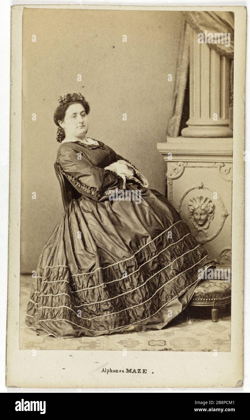 Vertical Victorine Moreau (v.1842- ap.1902), called Moreau-Cinti, actress Lyric Theater in 1862 and singer at the Opera Comic in 1866. Portrait de Victorine Moreau (v.1842- ap.1902), dite Moreau-Cinti, actrice au Théâtre Lyrique en 1862 et chanteuse à l'Opéra Comique en 1866. Carte de visite (recto). Tirage sur papier albuminé. 1860-1890. Photographie d'Alphonse Maze (actif à partir de 1862). Paris, musée Carnavalet. Stock Photo