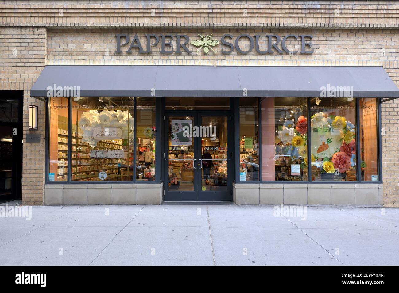 Paper Source, 75 5th Avenue, New York. NYC storefront photo of a paper supply and stationary store in Manhattan. Stock Photo