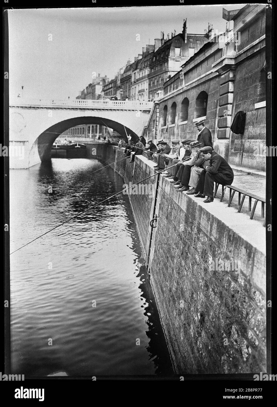 Fishermen on the banks of 'Pêcheurs sur les bords de la Seine près du Pont Saint-Michel'. Photographie de Paul Géniaux (1873-1914). Paris, musée Carnavalet. Stock Photo