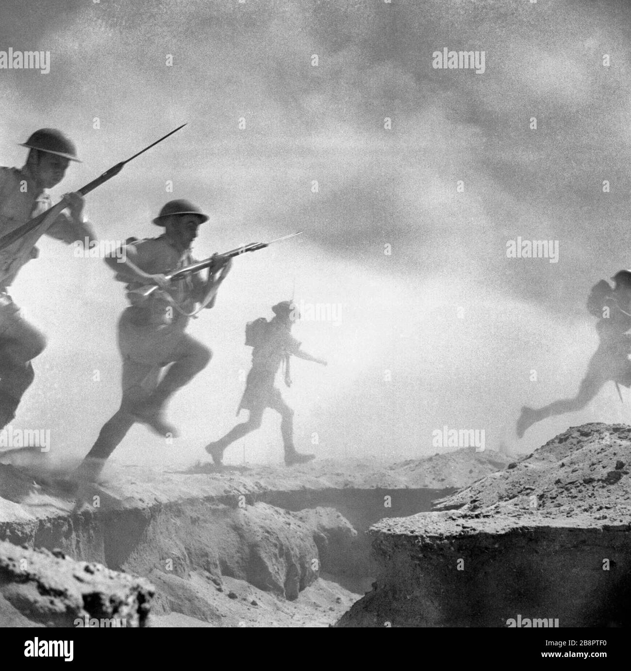 El Alamein 1942: British infantry advances through the dust and smoke of the battle. 24 October 1942 Stock Photo