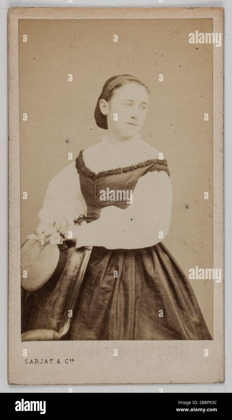 Portrait of Madame Worms (-1881), first wife of Gustave Worms born Angela Bremond, theater actress between 1864 and 1878. Portrait de Madame Worms (-1881), première épouse de Gustave Worms, née Angèle Brémond, actrice de théâtre entre 1864 et 1878. Tirage sur papier albuminé, 1860-1890. Carte de visite (recto). Photographie de Carjat & Cie. Paris, musée Carnavalet. Stock Photo