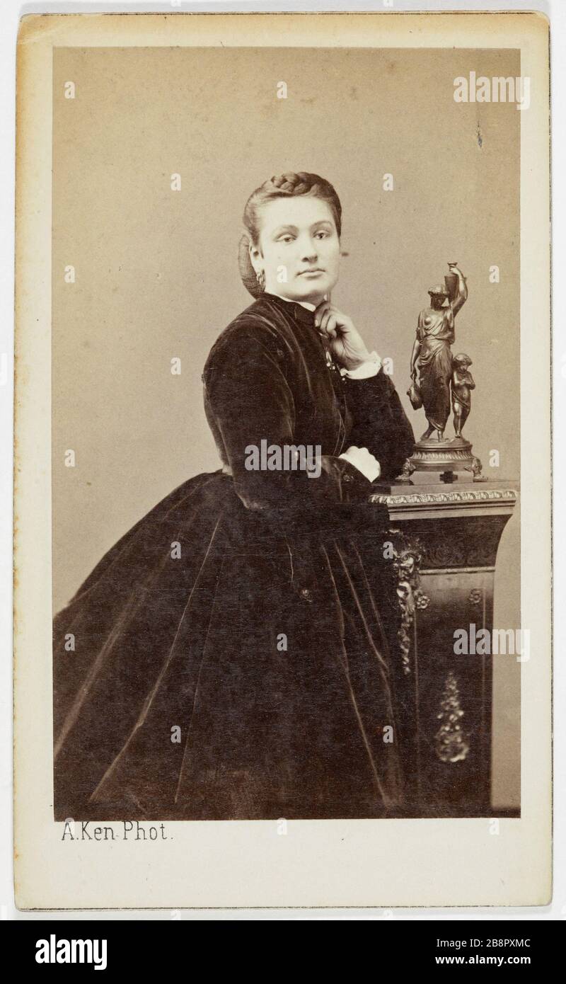 Portrait of Adrienne Portrait d'Adrienne. Carte de visite (recto). Photographie d'Alexandre Ken. Tirage sur papier albuminé. 1870-1890. Paris, musée Carnavalet. Stock Photo
