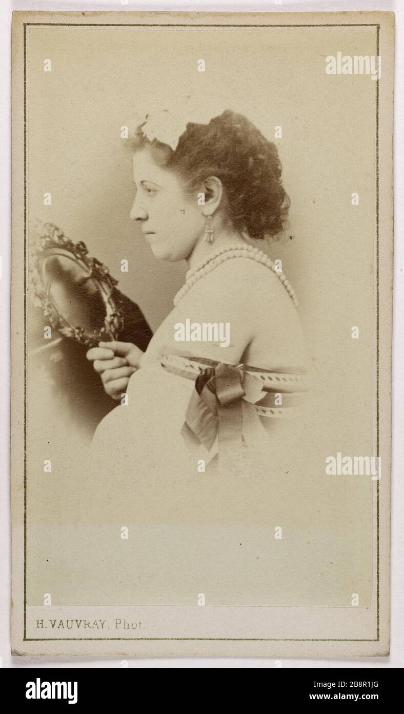 Portrait of White (actress) Hippolyte Pierre Vauvray. Portrait de Blanche (actrice). Carte de visite (recto). Tirage sur papier albuminé. 1870-1890. Paris, musée Carnavalet. Stock Photo