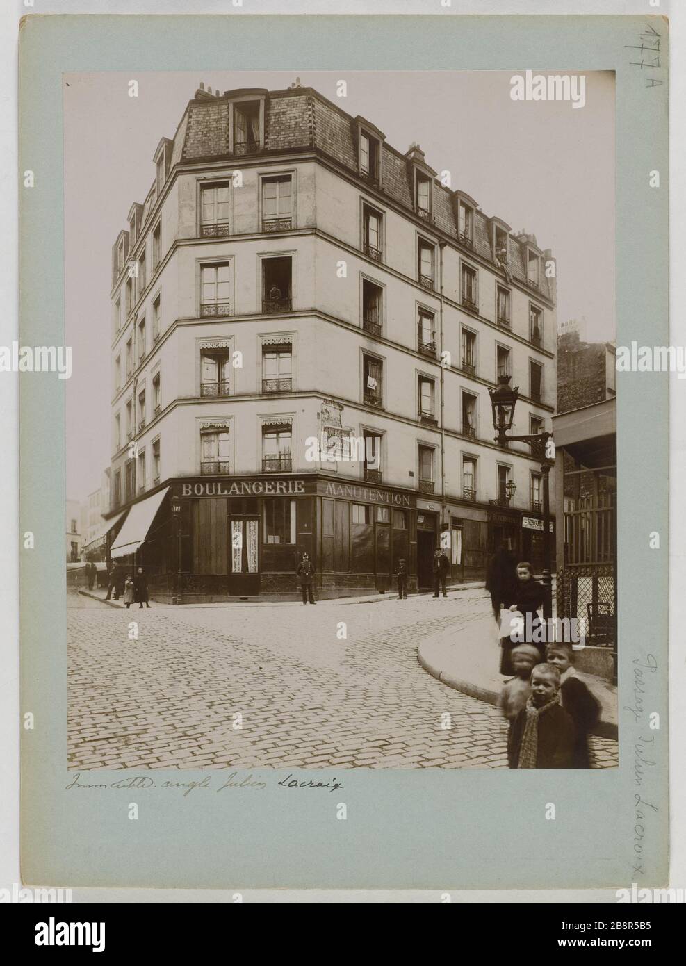 Building on the corner of rue Julien-Lacroix. Paris (twentieth arr.) Immeuble, à l'angle de la rue Julien-Lacroix. Paris (XXème arr.), 1897-1910. Union Photographique Française. Paris, musée Carnavalet. Stock Photo
