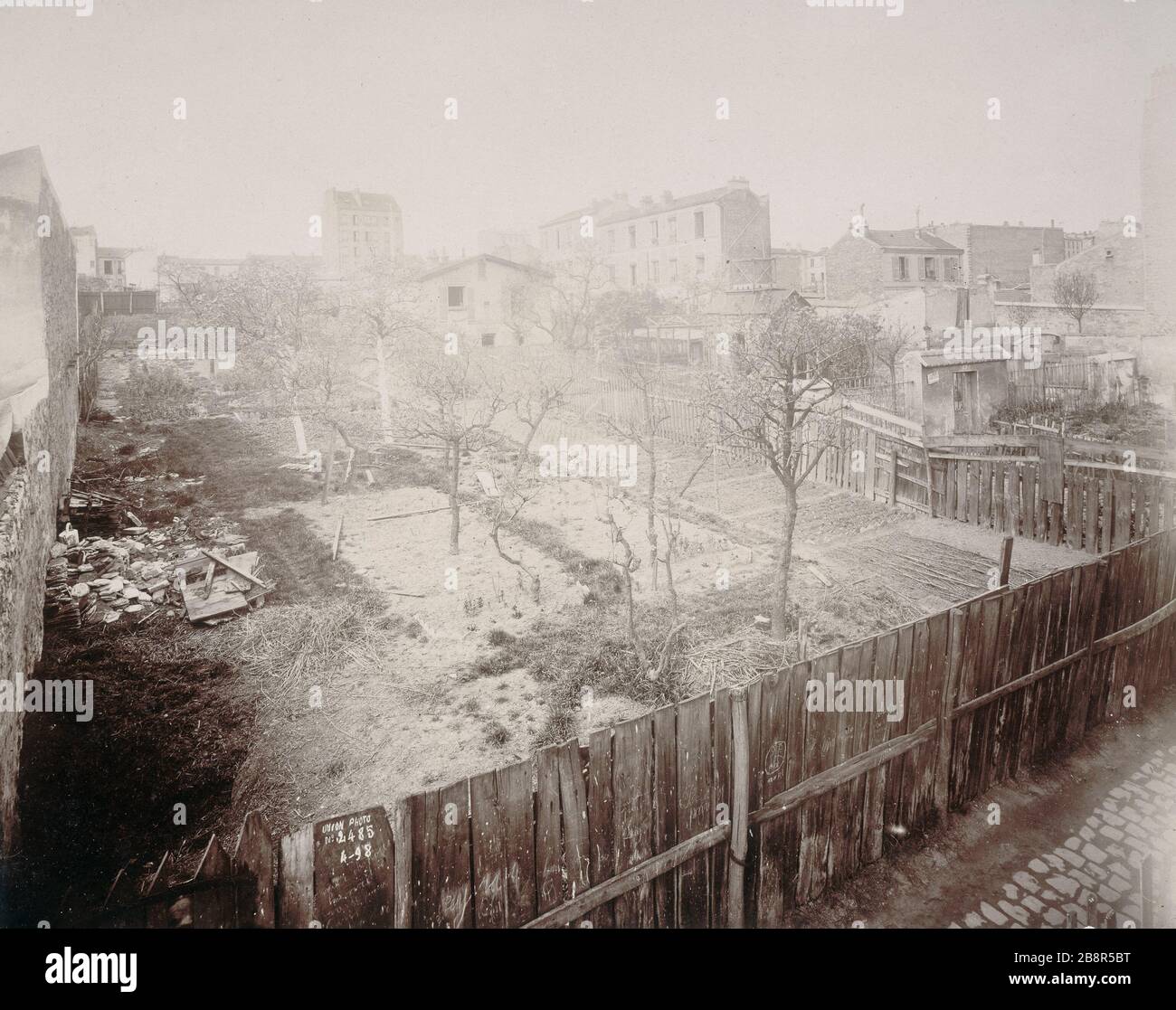 17 BELOW STREET BANK Immeuble 17 rue du Dessous des Berges. Paris (XIIIème arr.), avril 1898 17 BELOW STREET BANK Immeuble 17 rue du Dessous des Berges. Paris (XIIIème arr.), avril 1898
