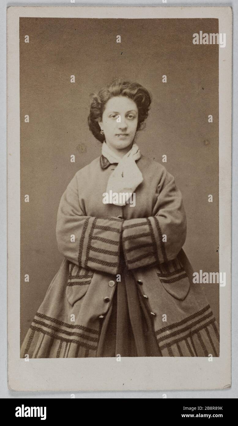 Portrait of Leontine Fromentin (L. Devaux), (1840-1887), (actress) Portrait de Léontine Fromentin (L. Devaux), (1840-1887), actrice. Photographie d'Ulric Grob (actif entre 1860 et 1900). Carte de visite (recto). Tirage sur papier albuminé. Avant 1887-1887. Paris, musée Carnavalet. Stock Photo