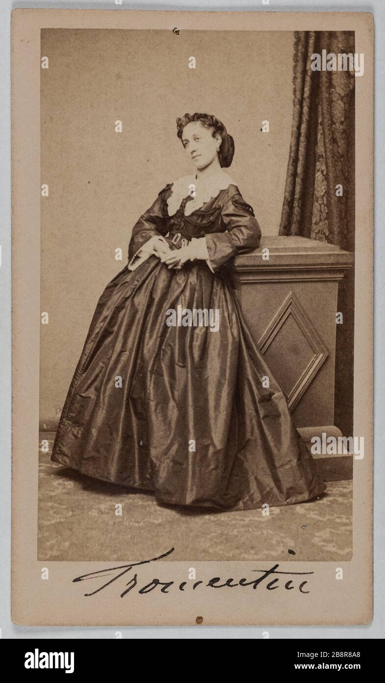 Portrait of Leontine Fromentin (L. Devaux), (1840-1887), (actress) Portrait de Léontine Fromentin (L. Devaux), (1840-1887), actrice. Photographie d'Ulric Grob (actif entre 1860 et 1900). Carte de visite (recto). Tirage sur papier albuminé. Avant 1887-1887. Paris, musée Carnavalet. Stock Photo