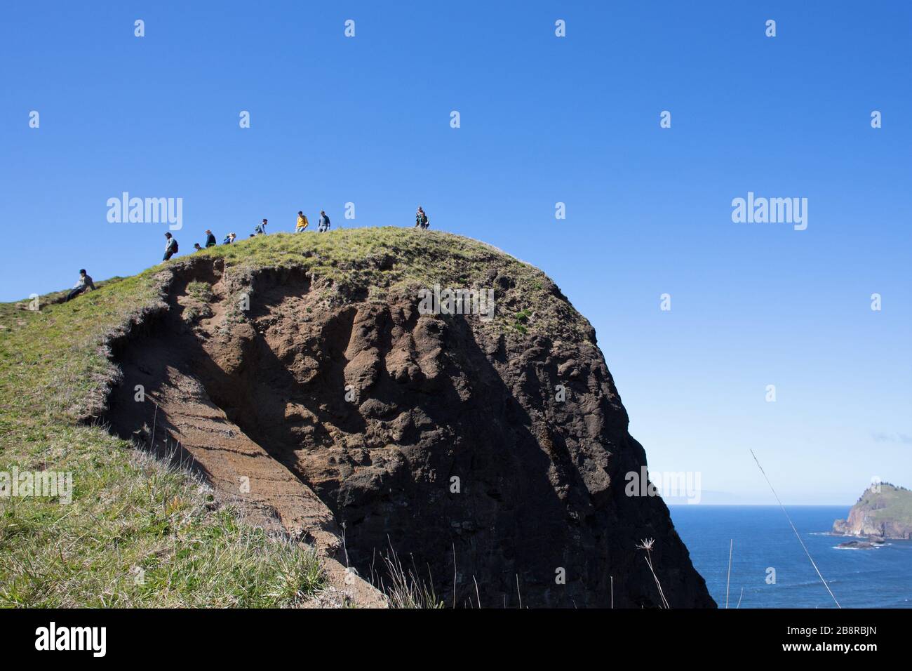 People at the top of God's Thumb, a volcanic plug that is a popular hiking spot in Lincoln City, Oregon, USA. Stock Photo