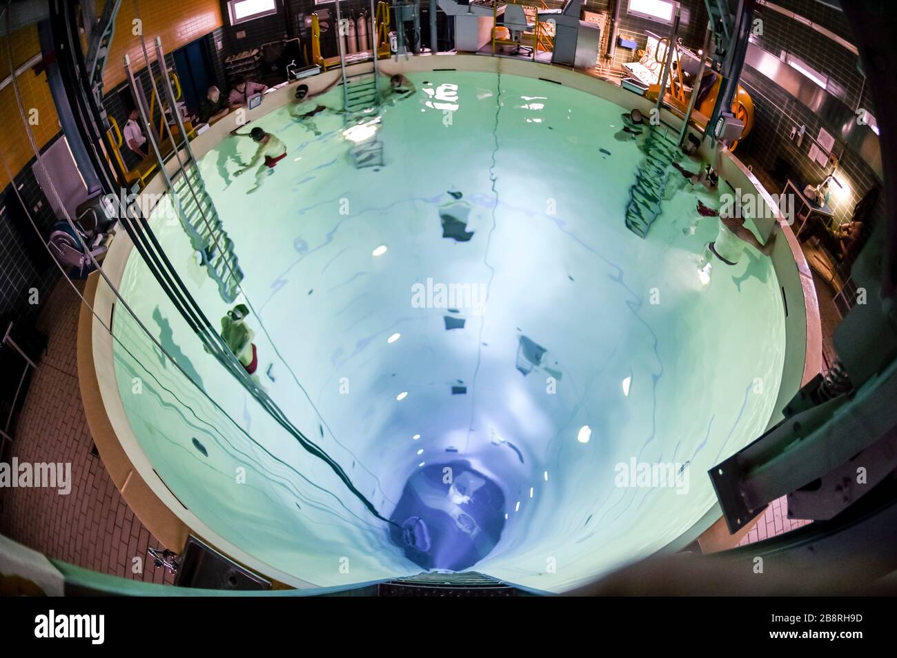 Neustadt, Germany. 04th Mar, 2020. Divers of the German Armed Forces train apnea diving in a so-called deep diving pot 30 meters deep in the 'Einsatz-Ausbildungszentrum Schadenabwehr Marine (EAZSM)'. Every submarine crew can suddenly find themselves in the precarious situation of having to leave the boat at a depth of 30 metres. What then has to be done, the soldiers of the German Navy learn in this tower in Neustadt in Holstein. Credit: Axel Heimken/dpa/Alamy Live News Stock Photo