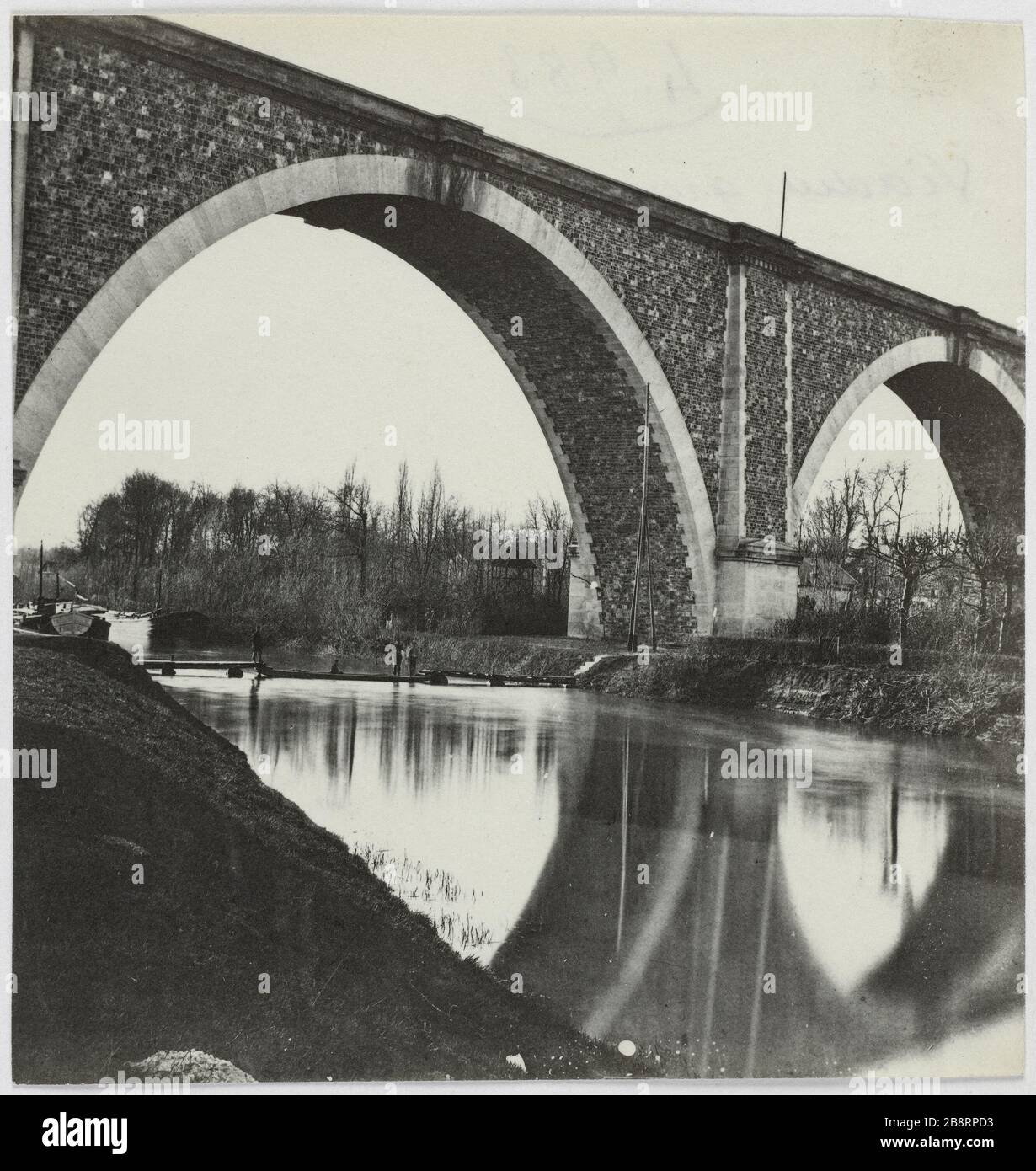 Nogent / Viadux high arch and bridge / boats. Viaduct Nogent-sur-Seine, large arch and the boat deck, Nogent-sur-Seine. La Commune de Paris. Viaduc de Nogent-sur-Seine, grand arche et le pont de bateau. Nogent-sur-Seine (Aube). Photographie d'Hippolyte Blancard (1843-1924). Tirage au platine (recto). 1870-1871. Paris, musée Carnavalet. Stock Photo