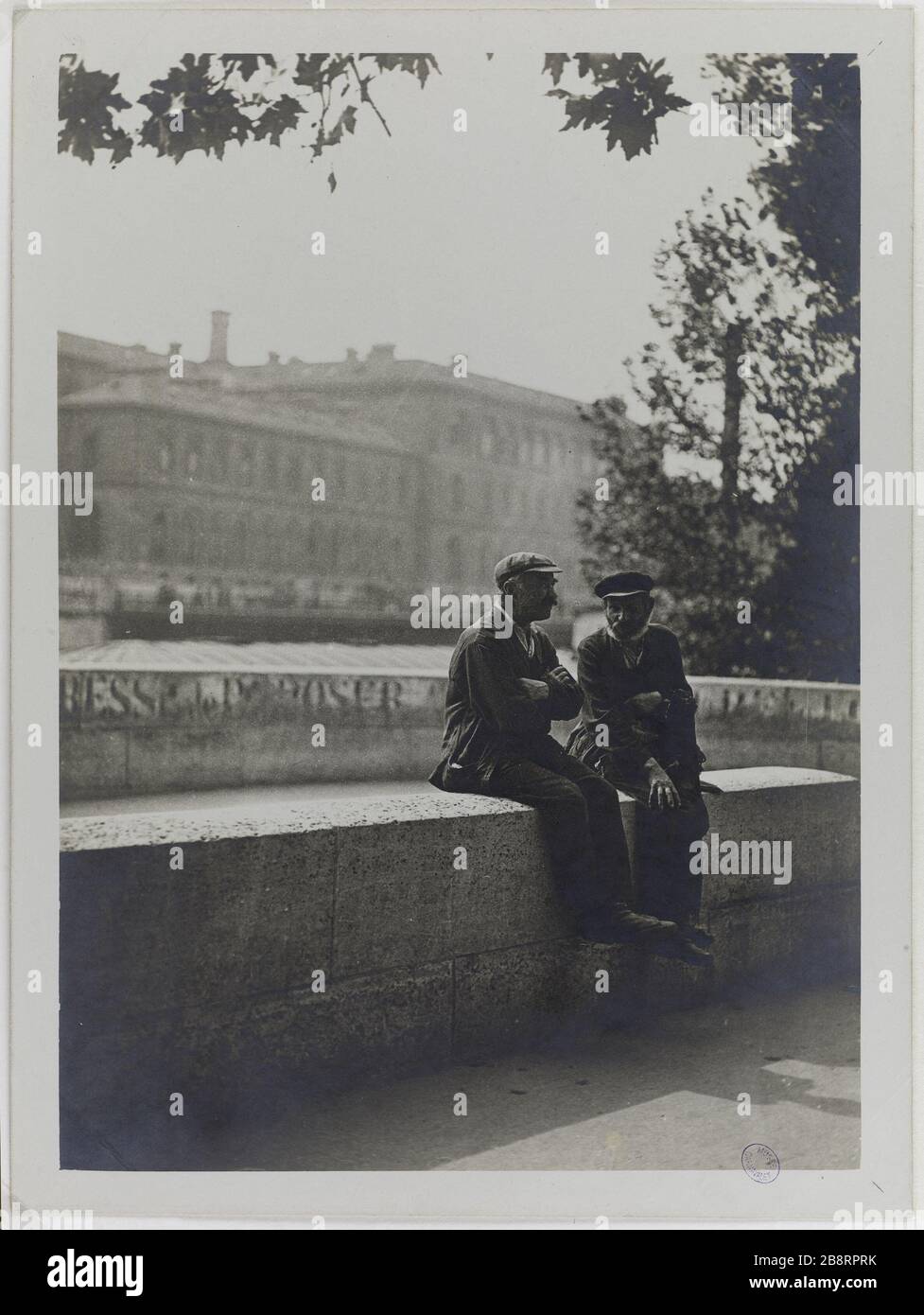 On the parapet, two good friends Sur le parapet, deux bons amis. Photographie de Louis Vert. Gélatino-bromure sur papier velours, entre 1900 et 1906. Paris, musée Carnavalet. Stock Photo