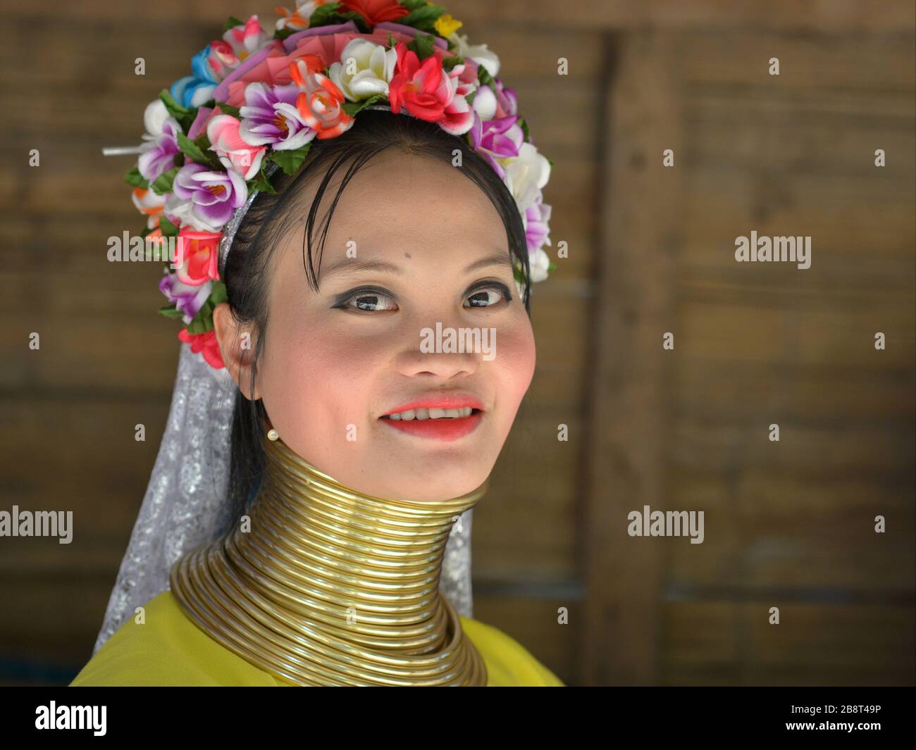 Beautiful burmese women hi-res stock photography and images - Alamy
