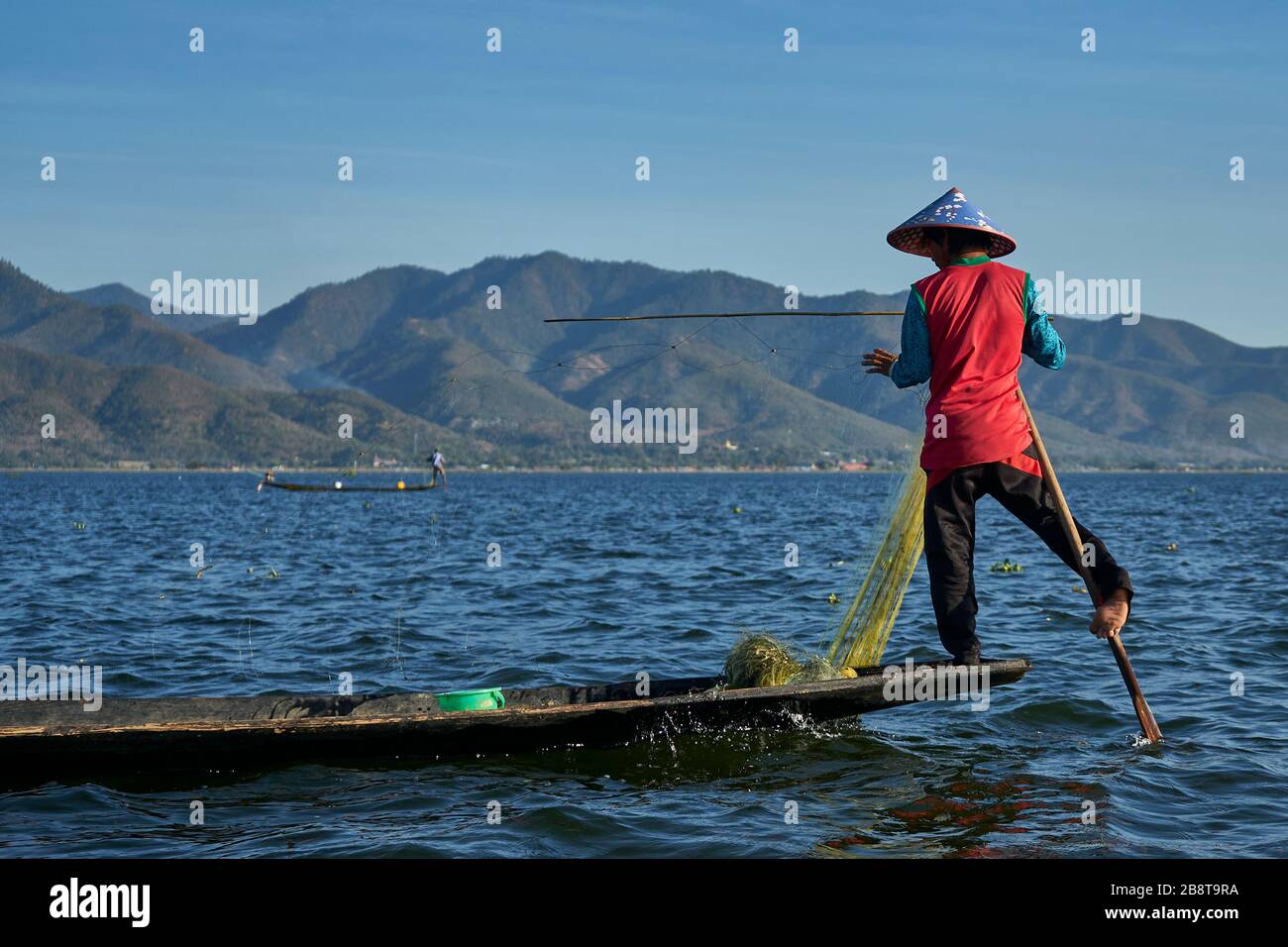 Einbeinruderer mit Fischernetz, Intha Fischer auf dem Inle-See, Myanmar Stock Photo