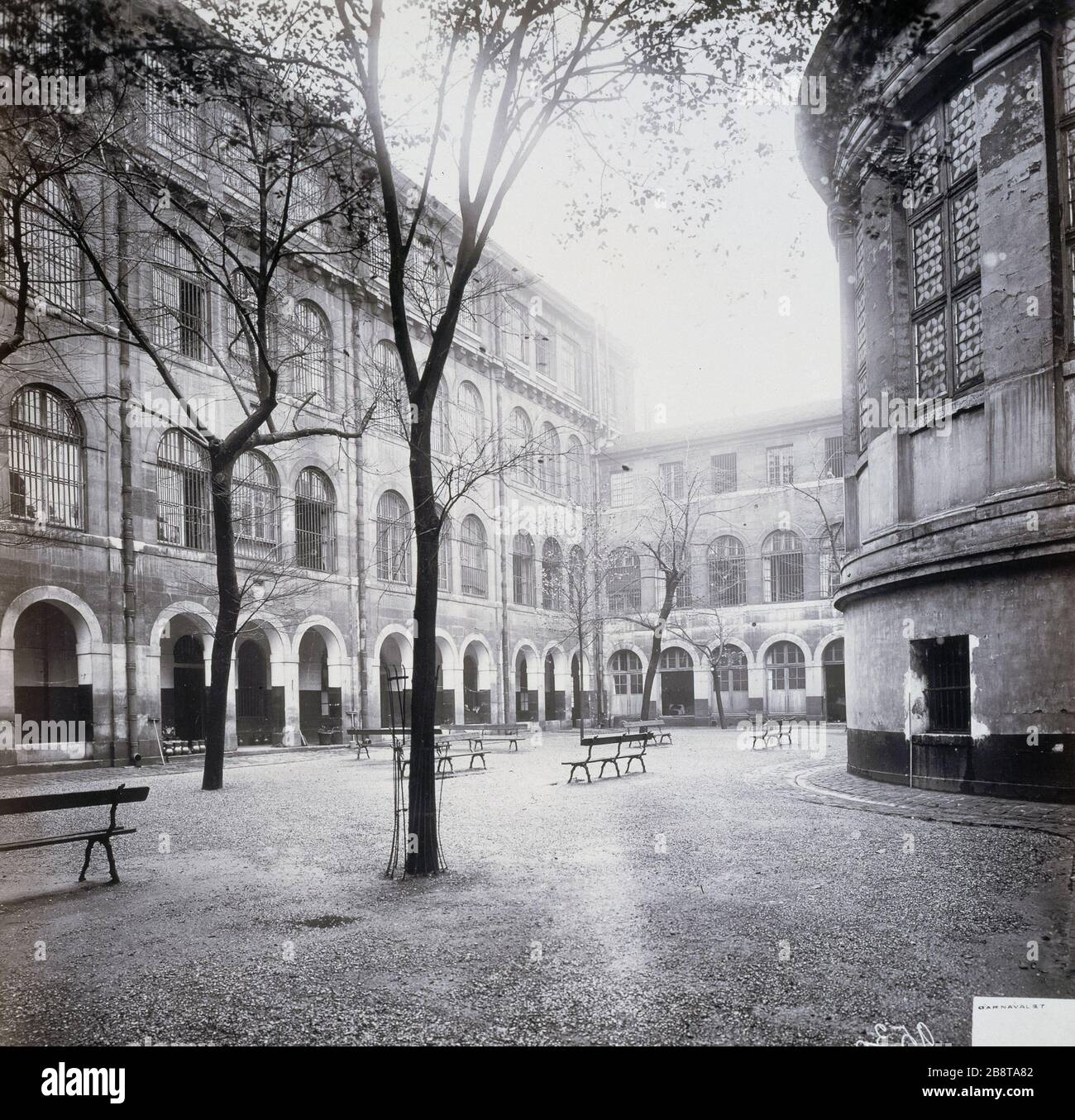 COURT OF HOSPITAL SAINT-LAZARE Sans titre : cour de l'hôpital Saint-Lazare. Paris (Xème arr.). Paris, musée Carnavalet. Stock Photo