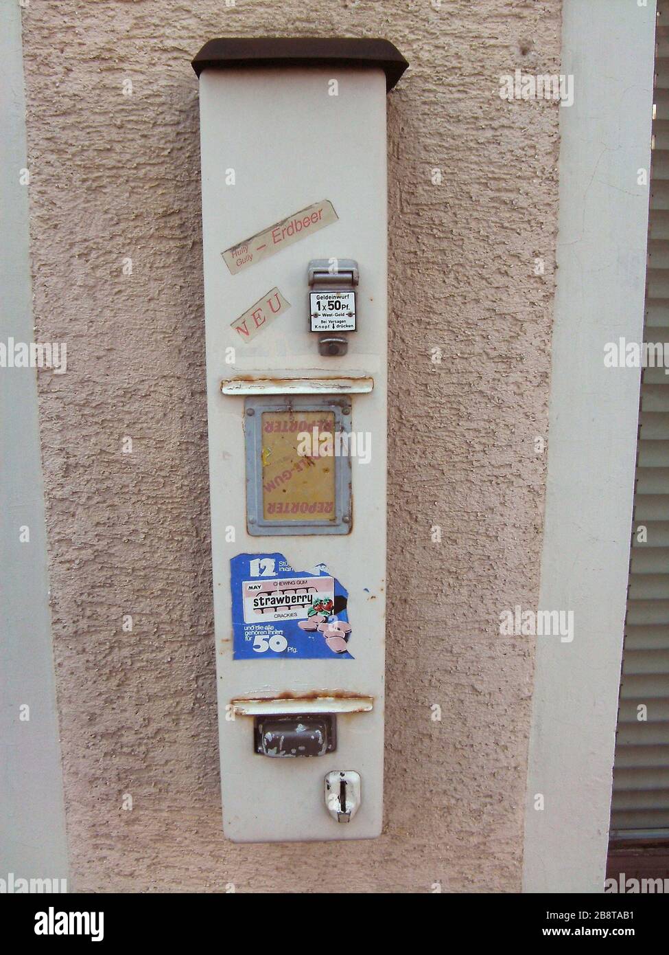 'Deutsch: Kaugummiautomat in Dusslingen ( Landkreis Tübingen), der noch heute Pfennig-Münzen zum Bezahlen braucht; 19. April 2009 17.14 Uhr MEZ; Self-photographed; Timberwind; ' Stock Photo