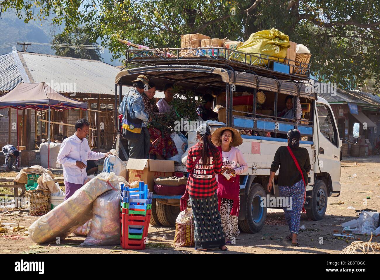 Pickup wird beladen, Leute verlassen den Markt von Indein, Dorf Indein, Inle See, Shan-Staat, Myanmar Stock Photo