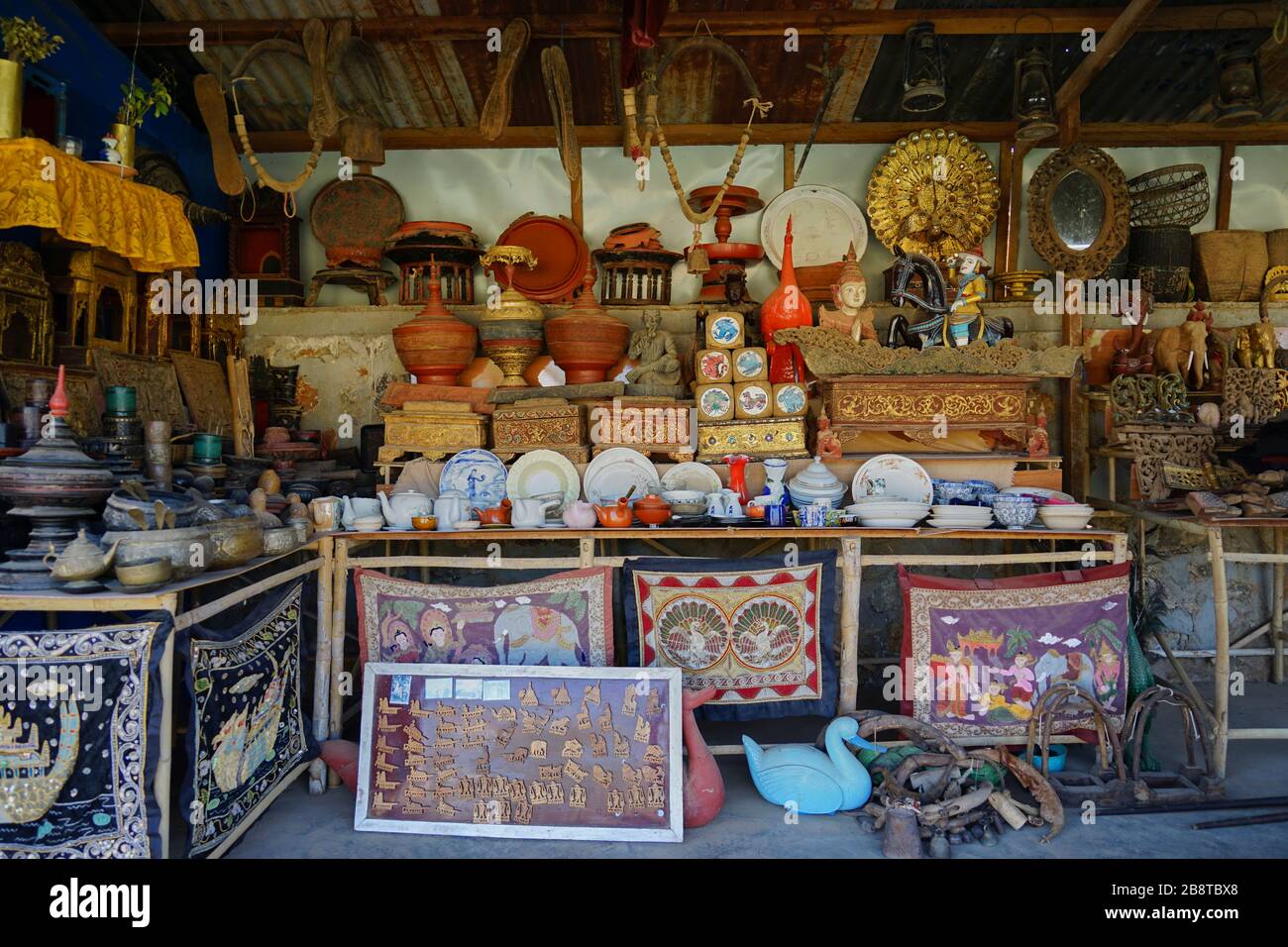 Souvenirladen im überdachten Aufgang zu dem In-Dein-Pagodenwald, Shwe Inn Thein-Pagode, Dorf Indein, Inle See, Shan-Staat, Myanmar Stock Photo
