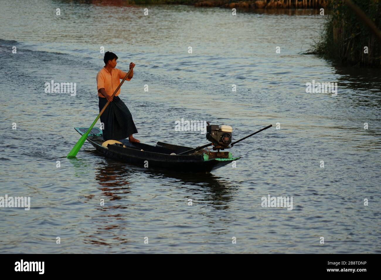 Boot im Hauptkanal des Intha Pfahldorfes Inn Paw Khon, Inle See, Shan-Staat, Myanmar Stock Photo