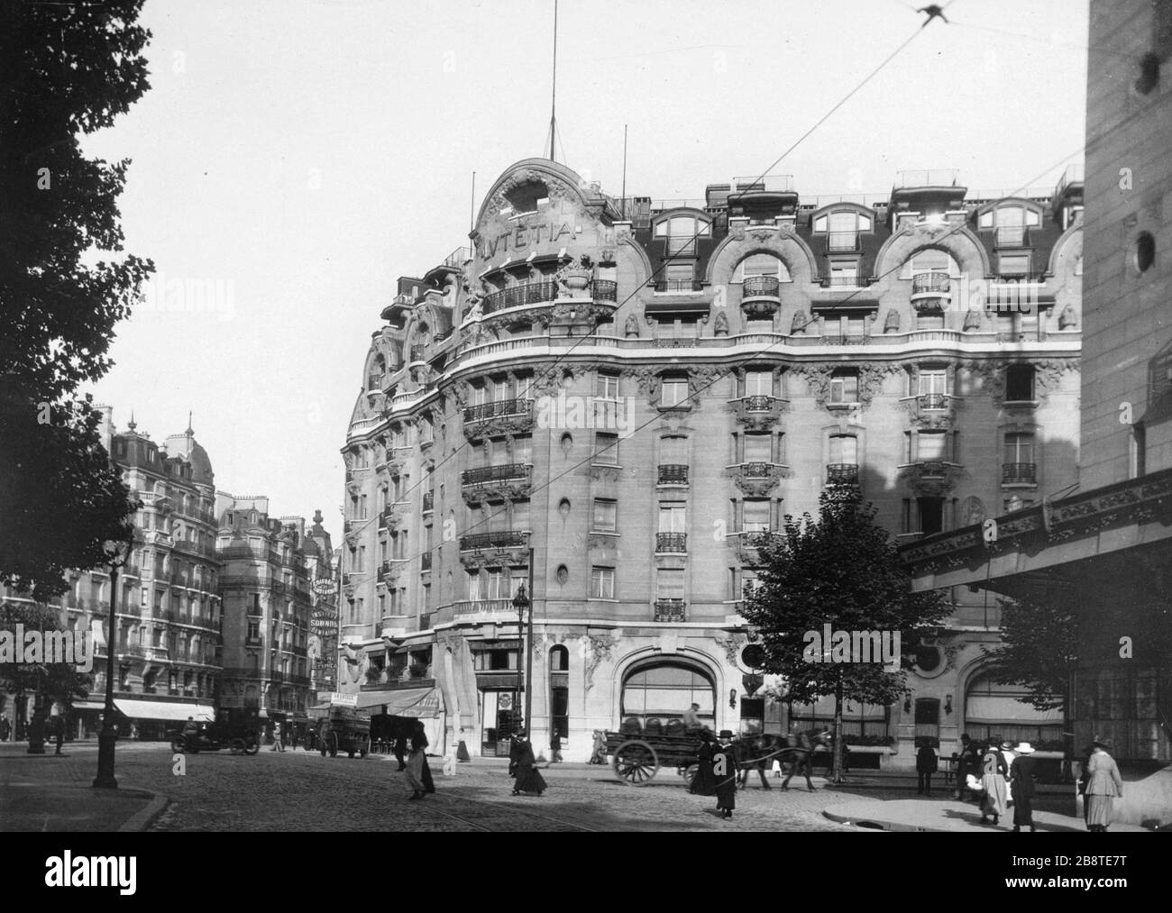 STREET AND SEVRES BOULEVARD RASPAIL Rue de Sèvres et boulevard Raspail ...