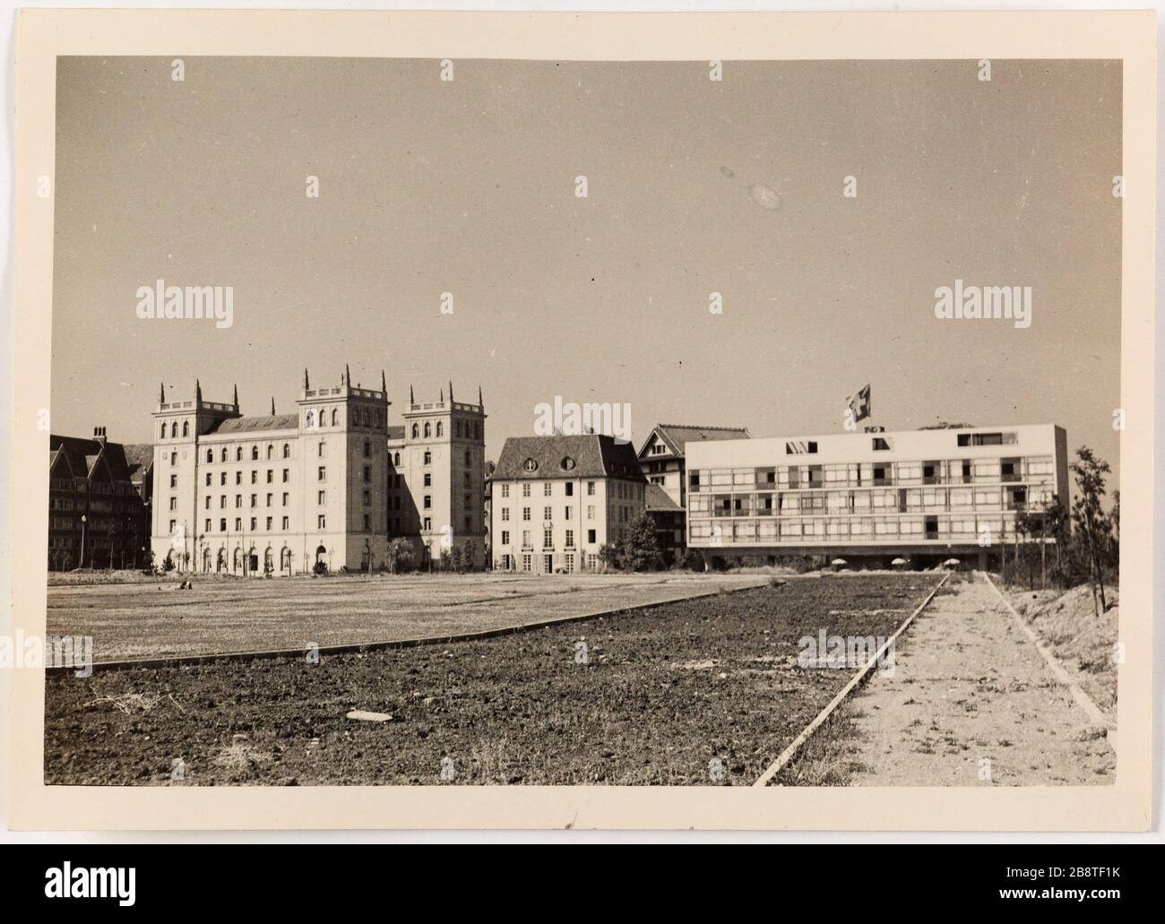 From left to right: College of Spain, House of Students / Swedish, and Swiss Foundation. View of the College of Spain, home of Swedish students and Switzerland Foundation, Cité Internationale Universitaire de Paris, 14th district Maison internationale dédiée aux résidents de la Cité internationale universitaire de Paris (XIVème arr.). (De gauche à droite) Collège d’Espagne, Maison des étudiants suédois et de la Fondation Suisse. Photographie anonyme. Tirage au gélatino-bromure d'argent. Entre 1930 et 1950. Paris, musée Carnavalet. Stock Photo