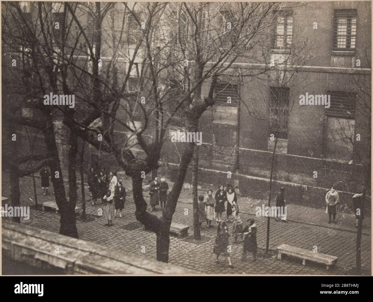 Parkway Court (Second court after that of the entry), shooting community apartments sisters Marie-Joseph. St. Lazare Prison, prison for women, 107 rue du Faubourg Saint-Denis, 10th arrondissement, Paris. Cour de promenade (deuxième cour après celle de l'entrée), vue prise des appartements de la communauté des sœurs de Marie-Joseph. Prison Saint-Lazare, maison d’arrêt pour femmes, 107 rue du Faubourg-Saint-Denis. Paris (Xème arr.). Photographie d'Henri Manuel (1874-1947). Tirage gélatino-argentique au bromure sur papier d'après un négatif 10x15. Image collée sur un page d'album cartonnée. Agran Stock Photo