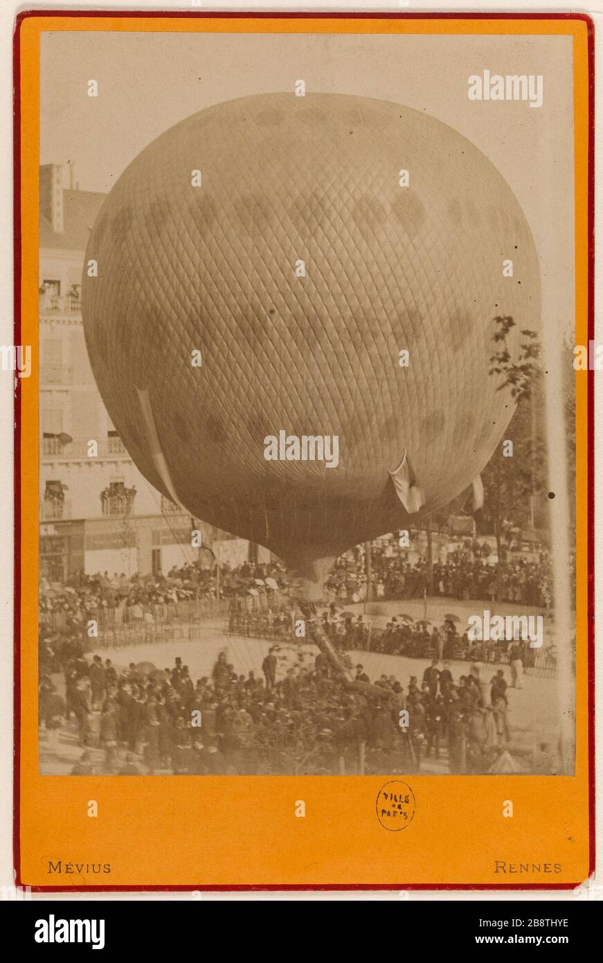 Balloon on a place Ballon sur une place. Photographie de Charles Mevius. Tirage sur papier albuminé. Paris, musée Carnavalet. Stock Photo