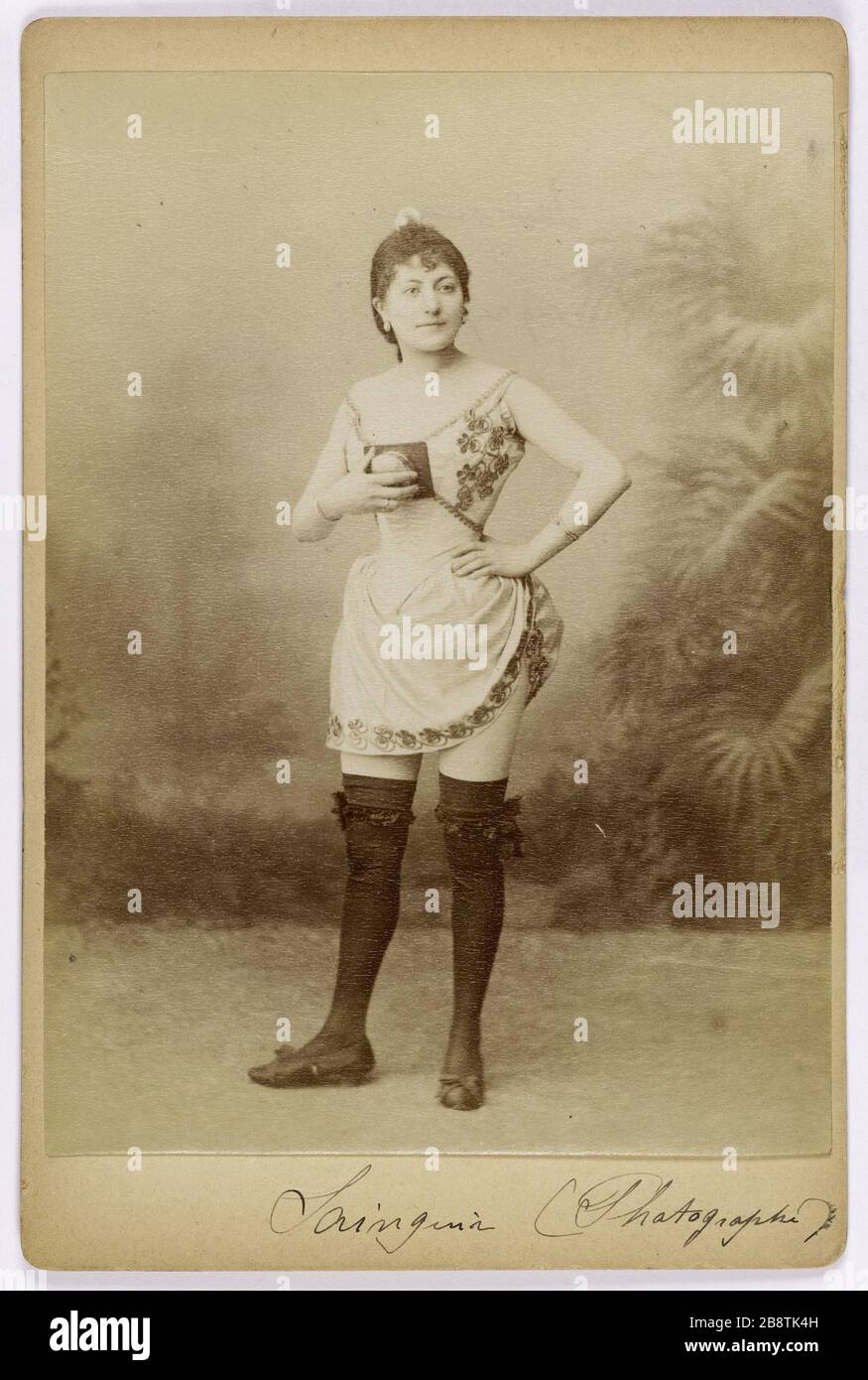 Portrait Sainguin disguised actress camera. Anonyme. Portrait de Sainguin, actrice déguisée en appareil photographique. Tirage sur papier albuminé. Paris, musée Carnavalet. Stock Photo