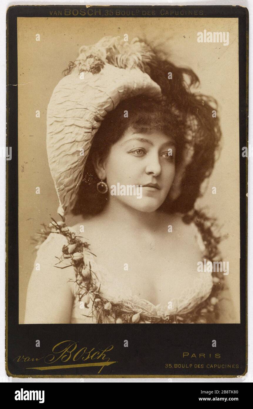 Portrait of Myrha, actress 'Myrha, actrice'. Photographie d'Otto van Bosch. Tirage sur papier albuminé. Paris, musée Carnavalet. Stock Photo