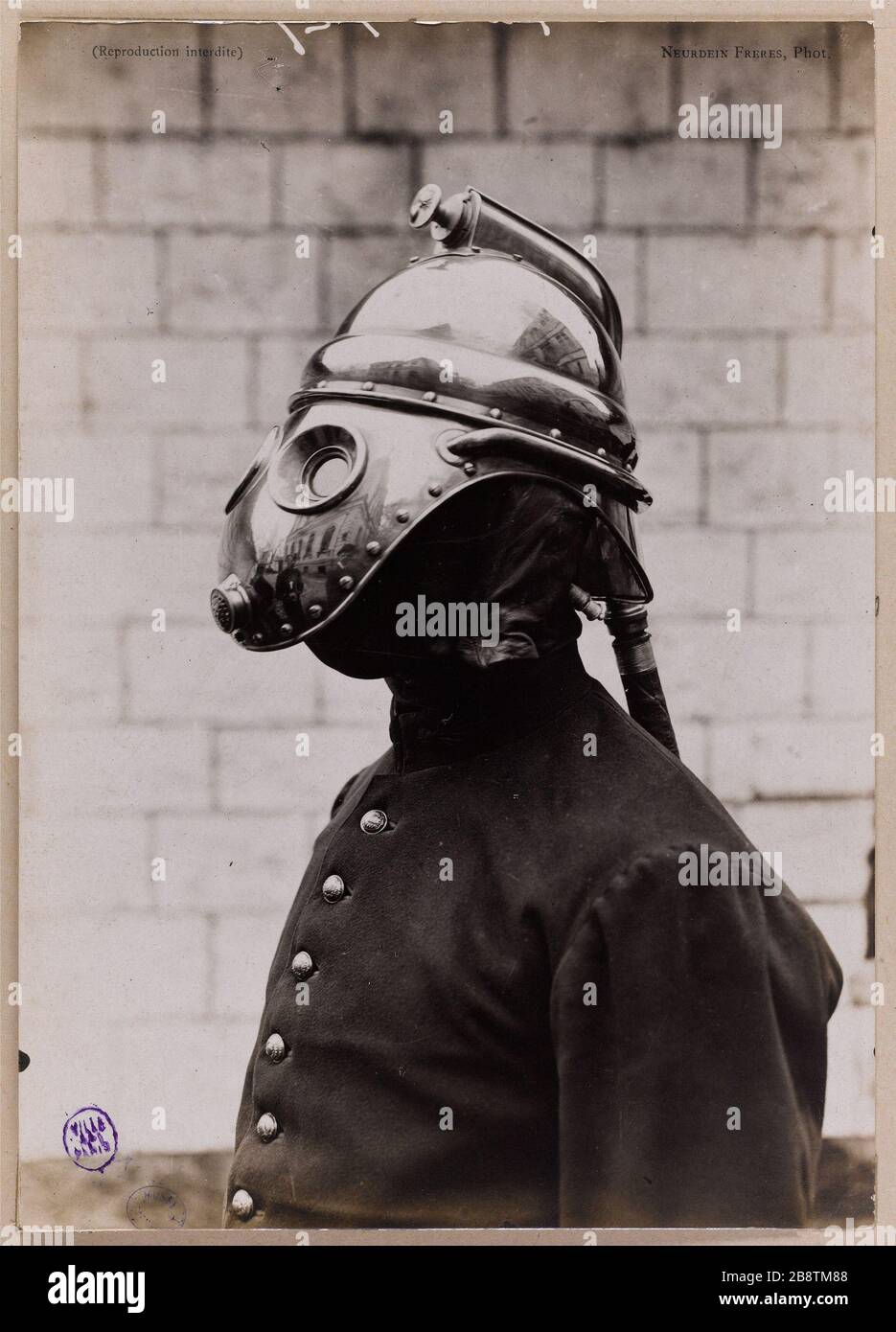 Firefighter with his gas mask, Paris. Pompier avec son masque à gaz, Paris. Photographie de Neurdein Frères. Tirage gélatino-argentique. 1895-1902. Paris, musée Carnavalet. Stock Photo