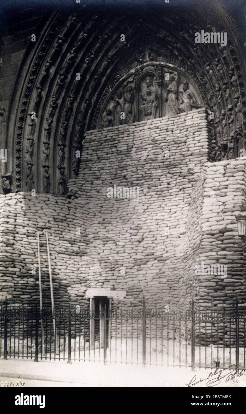 NOTRE DAME, STATUES PROTECTED 'Notre-Dame, statues protégées', vers 1914. Photographie de Lucien Solignac. Paris, musée Carnavalet. Stock Photo