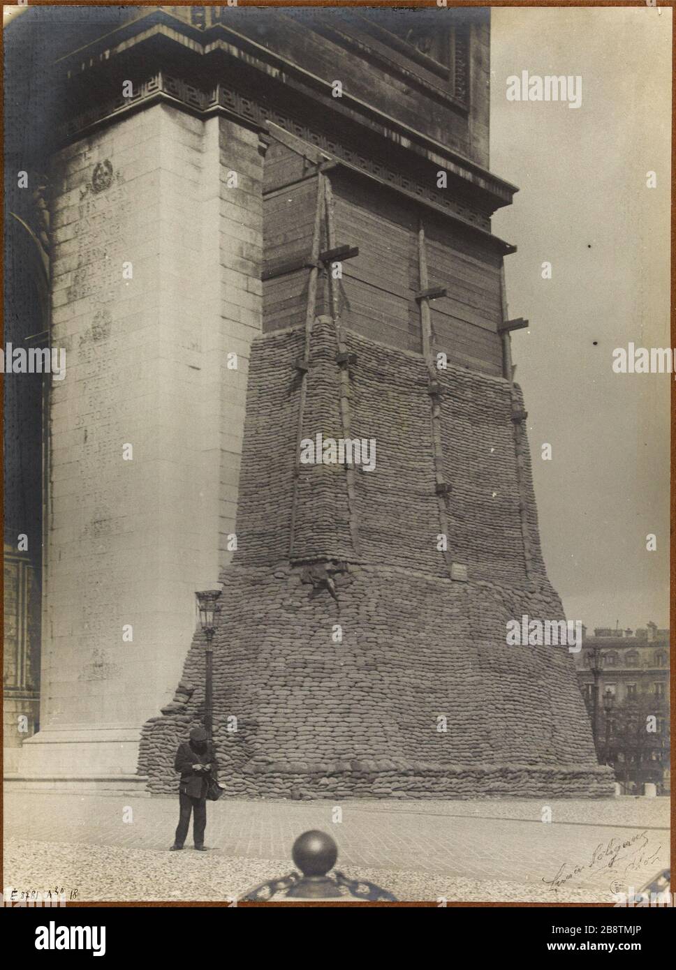 Protection of monuments during the 1914-1918 war. Arc de Triomphe, La ...