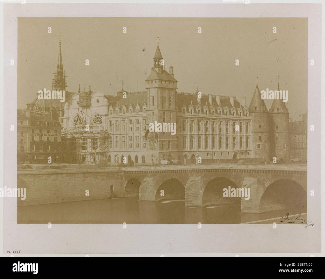 Le Pont du Change and the Conciergerie, taken from the right bank, 1st arrondissement, Paris. Le Pont du Change et la Conciergerie, pris de la rive droite. Paris (Ier arr.). Photographie des Bisson frères. Tirage sur papier salé albuminé. 1850-1880. Paris, musée Carnavalet. Stock Photo