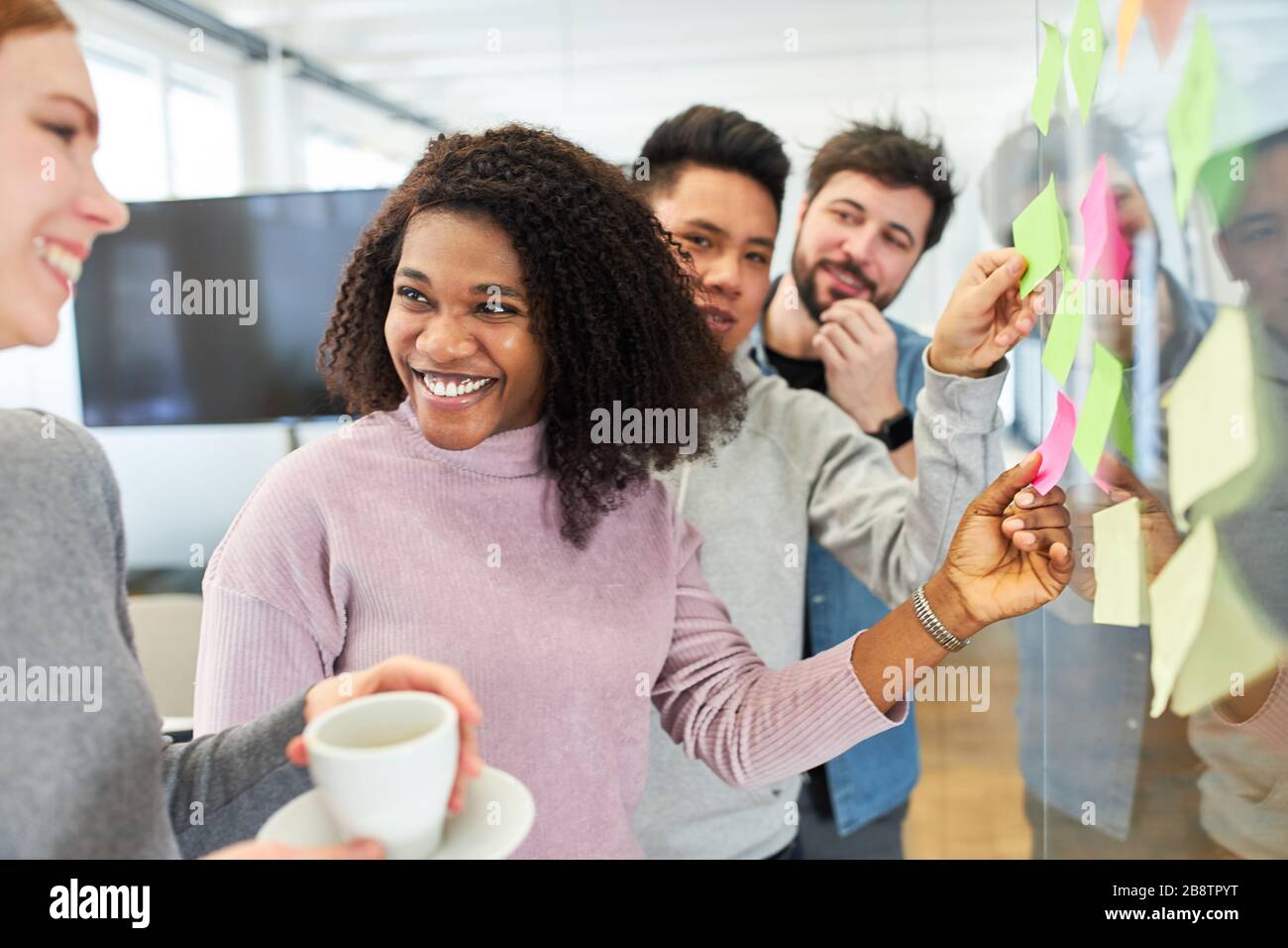 Sticky notes office team african hi-res stock photography and images ...