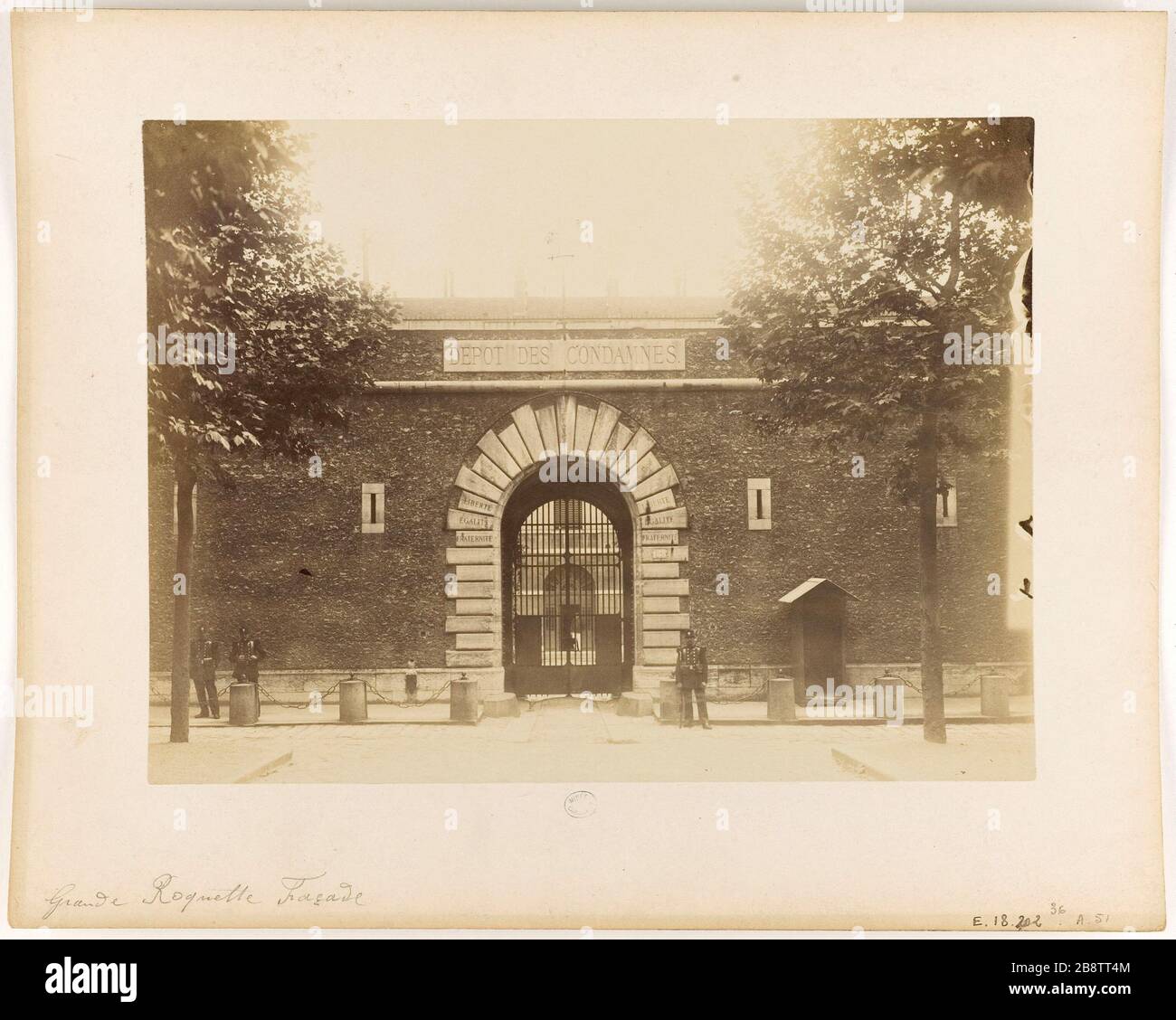 JAIL THE BIG ROCKET Prison de la Grande Roquette. Mur et porte d'entrée 166, rue de la Roquette, vue de face. Paris (XIème arr.), 1898-1899. Photographie attribuée à Joseph Lemercier. Paris, musée Carnavalet. Stock Photo