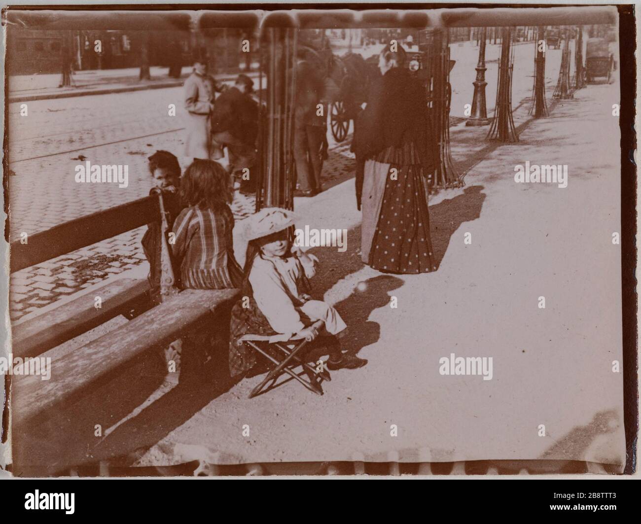 Women and children in the street, near a bench, Paris. "Femme et enfants  dans la rue, près d'un banc, Paris". Photographie anonyme. Aristotype.  Paris, musée Carnavalet Stock Photo - Alamy