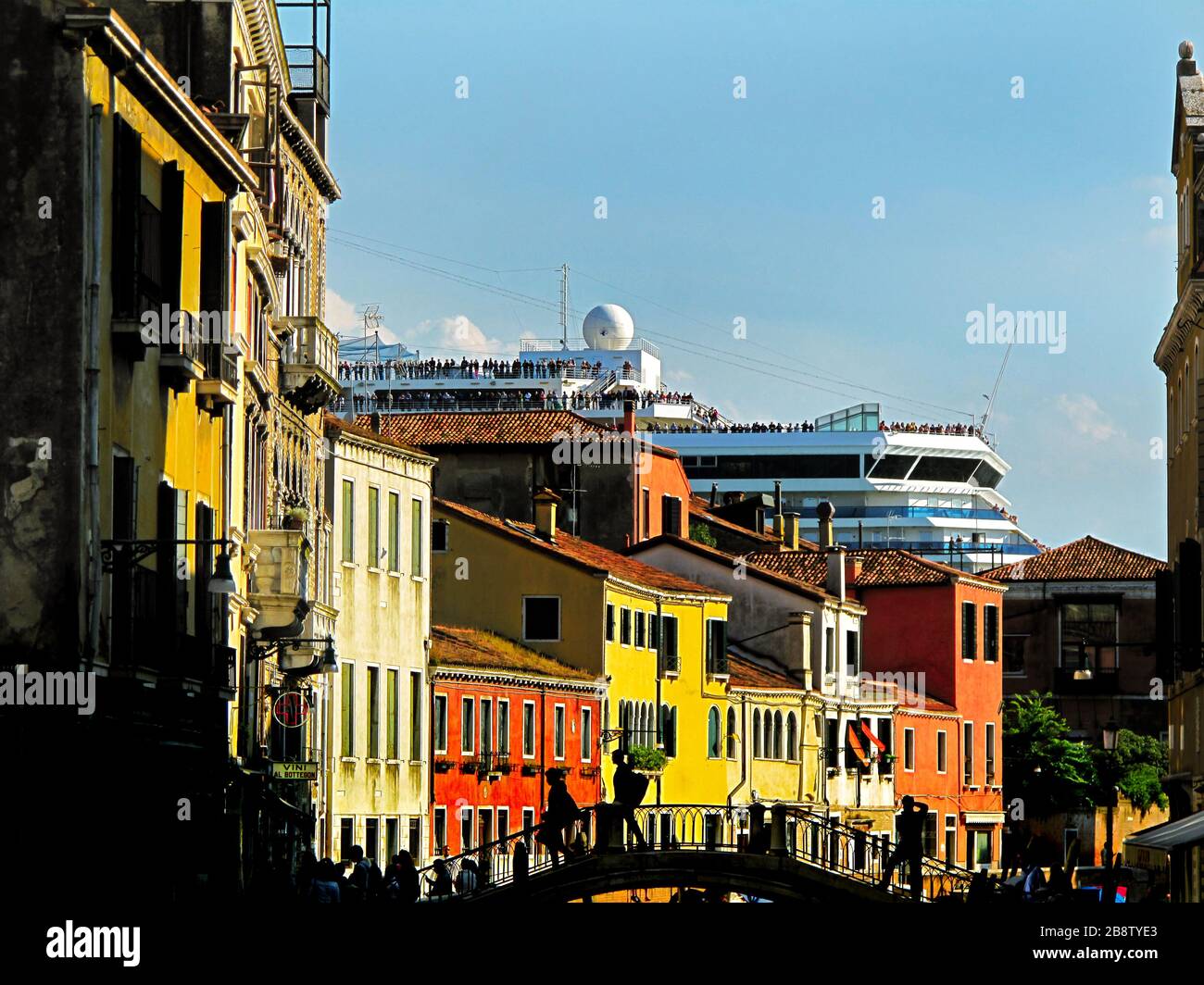 Venice cruise ship street hi-res stock photography and images - Alamy