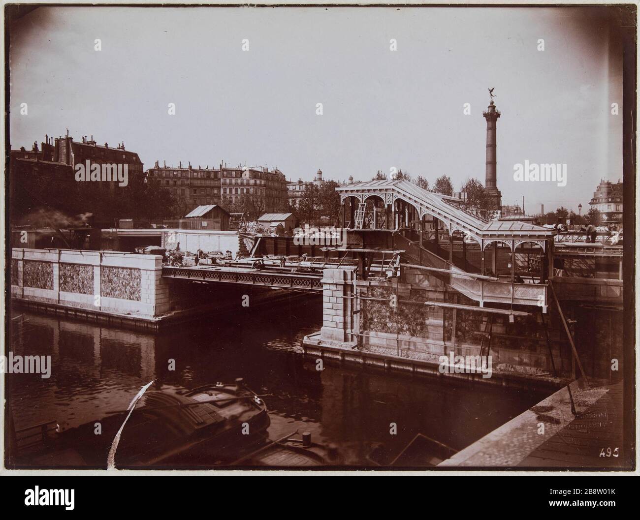 Bastille station. Construction General View of the left bank of the canal. 19 May 1900 the Bastille station. Construction General View of the left bank of the canal. 4th, 11th and 12th arrondissements in Paris. May 19, 1900. Construction du métropolitain parisien. 'Station de la Bastille. Vue générale du chantier de la rive gauche du canal, Paris (IV-XI-XIIème arr.), 19 mai 1900'. Photographie de Charles Maindron (1861-1940). Tirage au gélatino-chlorure d’argent développé. Paris, musée Carnavalet. Stock Photo